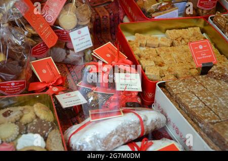 Lokale handwerkliche Kekse und süße Köstlichkeiten werden beim Weihnachtsmarkt in Montreux, Schweiz, verkauft Stockfoto