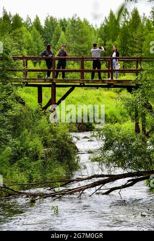 Arxan, Chinas Autonome Region Innere Mongolei. Juli 2021. Touristen fotografieren den Arxan National Forest Park, die Autonome Region der Inneren Mongolei im Norden Chinas, 14. Juli 2021. Kredit: Peng Yuan/Xinhua/Alamy Live Nachrichten Stockfoto