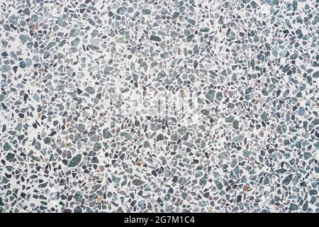 Grauweißer Mosaikbeton in Nahaufnahme als Hintergrund Stockfoto