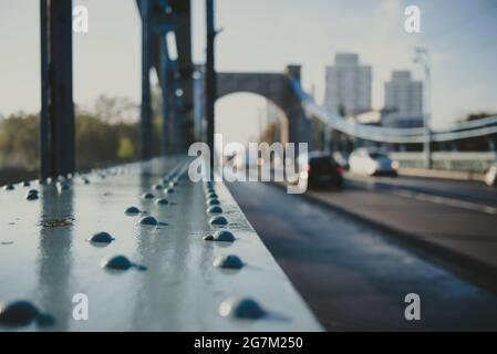 Niet als Detail einer alten Hängebrücke und Stadtstraße in Perspektive auf einem Hintergrund, städtisches Konzept, horizontales Foto Stockfoto