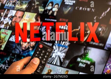 Barcelona, Katalonien, Spanien. Juli 2021. In dieser Abbildung sehen Sie eine Nahaufnahme einer Hand, die eine TV-Fernbedienung hält, die vor dem Netflix-Logo angezeigt wird. Quelle: Thiago Prudencio/DAX/ZUMA Wire/Alamy Live News Stockfoto