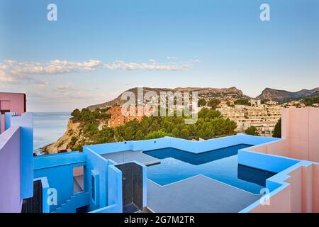 Geometrisch farbiger Gebäudeentwurf. Swimmingpool. Rote Wand. Calpe, Spanien Stockfoto