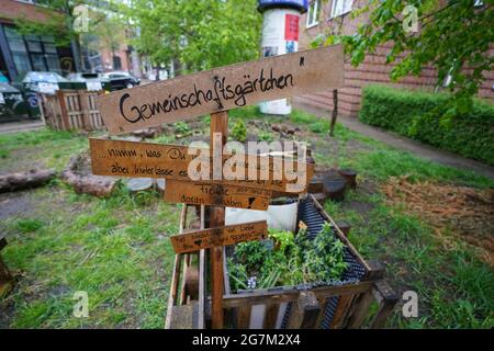 Hamburg, Deutschland. Mai 2021. An einer Straßenkreuzung im Stadtteil Bahrenfeld ist ein sogenannter Gemeinschaftsgarten zu sehen. Kredit: Marcus Brandt/dpa/Alamy Live Nachrichten Stockfoto