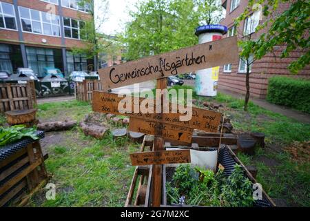 Hamburg, Deutschland. Mai 2021. An einer Straßenkreuzung im Stadtteil Bahrenfeld ist ein sogenannter Gemeinschaftsgarten zu sehen. Kredit: Marcus Brandt/dpa/Alamy Live Nachrichten Stockfoto