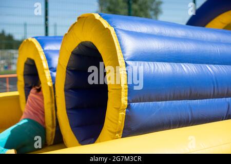 Aufblasbarer Schlauch. Ruhe-Hindernisparcours. Aufblasbare Struktur für Spaß. Kinderspielplatz für Wettkämpfe. Stockfoto