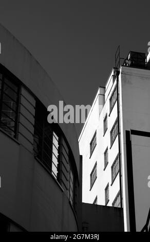 Fassade der alten Daimler Car Hire Garage und Rückseite von Russell Court, Herbrand Street, Bloomsbury, London, Großbritannien Stockfoto