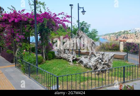 Antalya, TÜRKEI - 10. Juni 2021: Kaleici ist das historische Stadtzentrum. Stockfoto