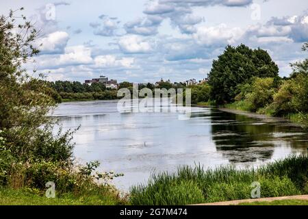 Sixfields Reservoir an einem bewölkten Nachmittag mit Blick auf die Stadt. Stockfoto