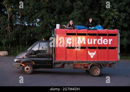 Scunthorpe, Großbritannien. Juli 2021. Tierrechtsaktivisten der Gruppe Animal Rebellion nutzen Bambusstrukturen, um den Zugang zu einer OSI-Lebensmittelverarbeitungsanlage zu blockieren, die alle Burger für McDonalds im Vereinigten Königreich produziert, 3 Millionen Rindfleisch-Patties pro Tag. Animal Rebellion will McDonalds unter Druck setzen, sich in ein pflanzenbasiertes Menü umzuwandeln. McDonalds wird ins Visier genommen, weil es von der Aktivistengruppe als Symbol für die industrielle Tierzucht angesehen wird, die zur Klimakrise beiträgt und Tiere Leid verursacht. Quelle: Joao Daniel Pereira. Stockfoto