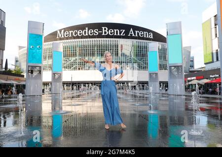 Berlin, Deutschland. Juli 2021. Oksana Kolenitchenko kommt bei der Sonderveranstaltung "CASH TRUCK" auf dem Mercedes-Platz an. Der Kinostart des Films ist der 29. Juli 2021. Quelle: Gerald Matzka/dpa-zentralbild/ZB/dpa/Alamy Live News Stockfoto