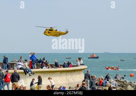 RAF Sea King Air Sea Rescue Demonstration vor dem Strand auf der Folkstone Jubilee Airshow 2012, Shepway, Kent. Menschen rund um die Verteidigung des Meeres. RNLI Stockfoto