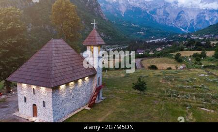 Eine katholische Kirche im Dorf Theth in Prokletije in den Aflucht-Bergen Albaniens. Die Gemeinde liegt im Zentrum des Theth-Nationalparks Stockfoto