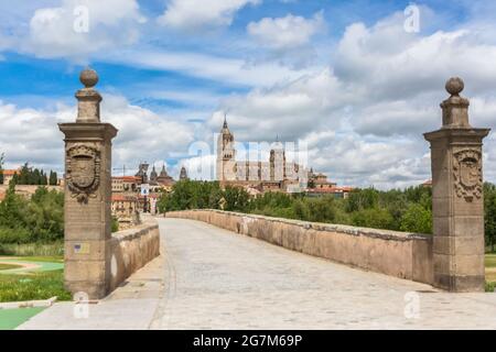 Salamanca / Spanien - 05 12 2021: Majestätischer Blick auf die Innenstadt von Salamanca, mit gotischem Gebäude an der Kathedrale von Salamanca und der Universität von Salama Stockfoto