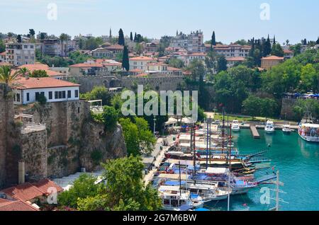 Antalya, TÜRKEI - 10. Juni 2021: Kaleici ist das historische Stadtzentrum. Alter Hafen. Stockfoto