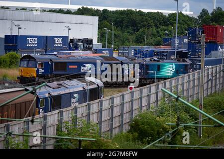 DRS-Klasse 66 - 66421 Ziehen von Klasse 88 - 88008 (zerbrochen) in DIRFT Stockfoto