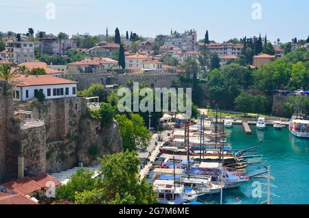 Antalya, TÜRKEI - 10. Juni 2021: Kaleici ist das historische Stadtzentrum. Alter Hafen. Stockfoto