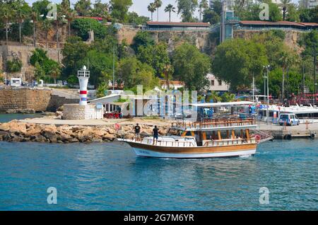 Antalya, TÜRKEI - 10. Juni 2021: Kaleici ist das historische Stadtzentrum. Alter Hafen. Stockfoto