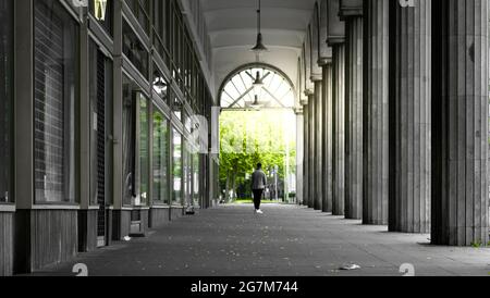 Rückansicht eines Mannes, der am Korridor läuft Stockfoto