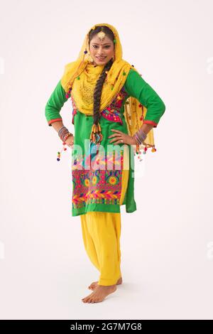 Eine Giddha-Tänzerin, die einen Tanzschritt mit Handgesten ausführt Stockfoto