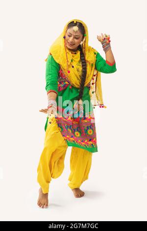 Eine Giddha-Tänzerin, die einen Tanzschritt mit Handgesten ausführt Stockfoto