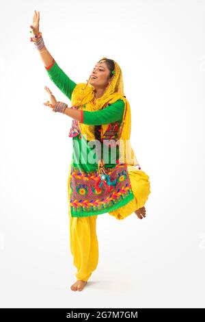 Eine Giddha-Tänzerin, die einen Tanzschritt mit Handgesten ausführt. Stockfoto