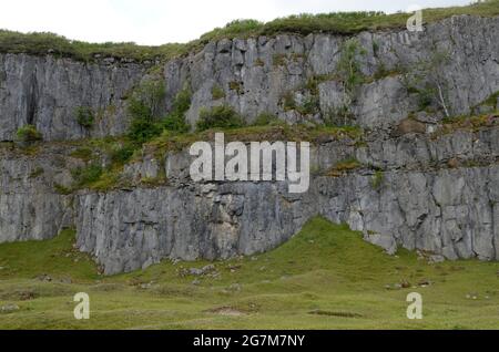 Überreste alter Kalksteinbrüche, die um 1790 errichtet wurden Llangattock Escarpment Mynydd Llangatwg Brecon Beacons National Park Wales UK Stockfoto