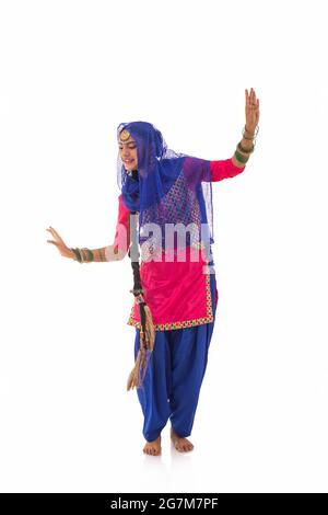 Eine Giddha-Tänzerin, die einen Tanzschritt ausführt. Stockfoto