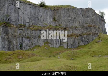 Überreste alter Kalksteinbrüche, die um 1790 errichtet wurden Llangattock Escarpment Mynydd Llangatwg Brecon Beacons National Park Wales UK Stockfoto