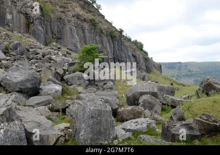 Überreste alter Kalksteinbrüche, die um 1790 errichtet wurden Llangattock Escarpment Mynydd Llangatwg Brecon Beacons National Park Wales UK Stockfoto