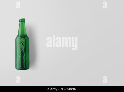 Bierglasflaschen werden isoliert getrunken Stockfoto