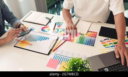 Zwei Designer diskutieren über den Farbton für die hervorragende visuelle Arbeit. Stockfoto