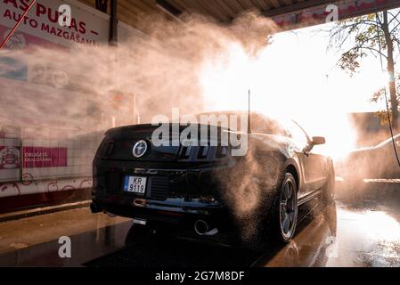 Schwarzes Ford Mustang Muskelauto in einer Autowäsche. Stockfoto