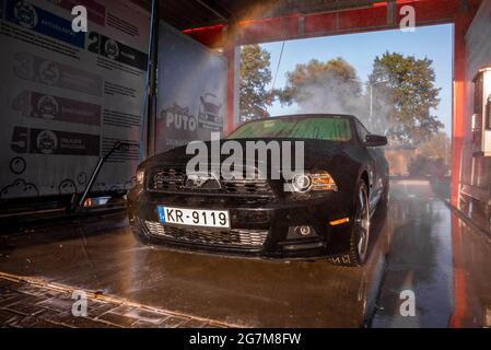 Schwarzes Ford Mustang Muskelauto in einer Autowäsche. Stockfoto