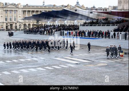 Paris, Frankreich, 14. Juli. Militärparade am 14. Juli 2021 auf den Champs-Elysées von Paris anlässlich des Nationalfeiertages. Für diese Ausgabe mobilisierte die Parade 5,000 Teilnehmer, darunter 4,300 Soldaten zu Fuß, 71 Flugzeuge, 25 Hubschrauber, 221 Fahrzeuge und 200 Pferde der Republikanischen Garde. Photo Kelly LinSale/bePress Photo Agency/ABACAPRESS.COM Stockfoto