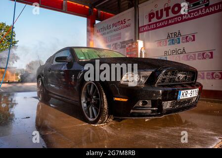 Schwarzes Ford Mustang Muskelauto in einer Autowäsche. Stockfoto