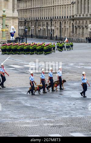 Paris, Frankreich, 14. Juli. Militärparade am 14. Juli 2021 auf den Champs-Elysées von Paris anlässlich des Nationalfeiertages. Für diese Ausgabe mobilisierte die Parade 5,000 Teilnehmer, darunter 4,300 Soldaten zu Fuß, 71 Flugzeuge, 25 Hubschrauber, 221 Fahrzeuge und 200 Pferde der Republikanischen Garde. Photo Kelly LinSale/bePress Photo Agency/ABACAPRESS.COM Stockfoto