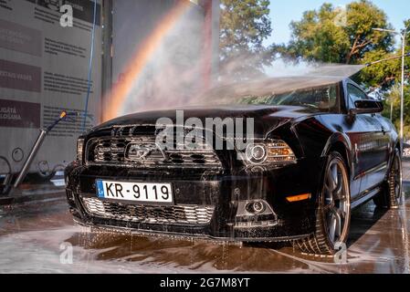 Schwarzes Ford Mustang Muskelauto in einer Autowäsche. Stockfoto