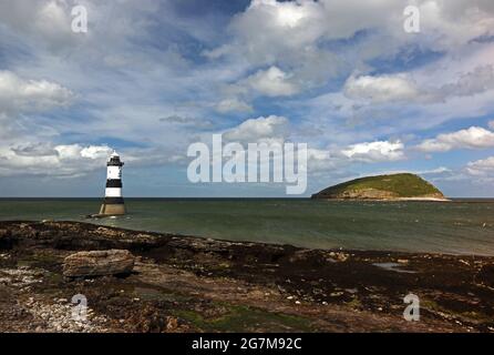 Penmon Leuchtturm und Puffin Island, Anglesey Stockfoto