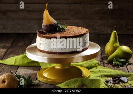 Käsekuchen mit Schokoladenkurzbrot und pochierter Birne Stockfoto