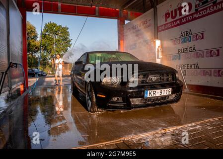 Schwarzes Ford Mustang Muskelauto in einer Autowäsche. Stockfoto