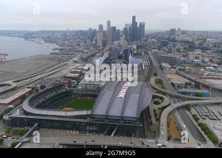 Eine Luftaufnahme von T-Mobile Park (Vordergrund) und Lumen Field, Mittwoch, 14. Juli 2021, in Seattle, Der T-Mobile Park ist die Heimat der Seattle Mariners Stockfoto