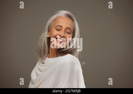 Porträt einer alten schönen Frau lächelnd. Stockfoto