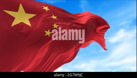 Die Nationalflagge der Volksrepublik China, die im Wind fliegt. Draußen und Himmel im Hintergrund. Stockfoto