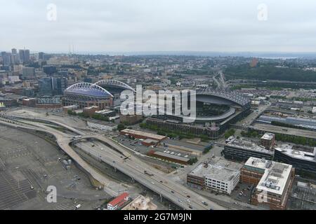 Eine Luftaufnahme von T-Mobile Park (Vordergrund) und Lumen Field, Mittwoch, 14. Juli 2021, in Seattle, Der T-Mobile Park ist die Heimat der Seattle Mariners Stockfoto