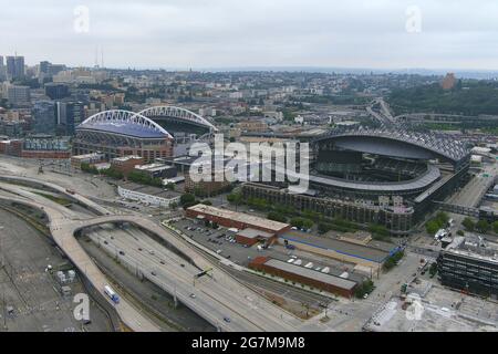 Eine Luftaufnahme von T-Mobile Park (Vordergrund) und Lumen Field, Mittwoch, 14. Juli 2021, in Seattle, Der T-Mobile Park ist die Heimat der Seattle Mariners Stockfoto