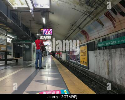 BUENOS AIRES, ARGENTINIEN - 18. März 2020: BUENOS AIRES, ARGENTINIEN - 16. März 2020: U-Bahnstation Tribunales, Buenos Aires, verlassen wegen Corona Stockfoto