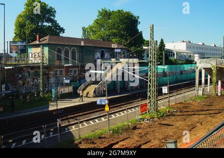 FRANKFURT, DEUTSCHLAND - 02. Jun 2021: Der verfallene Bahnhof Frankfurt Eschersheim an der Main-Weser-Bahn. Das Gebäude wurde 1877 erbaut und wird abgerissen Stockfoto