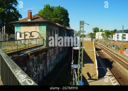 FRANKFURT, DEUTSCHLAND - 02. Jun 2021: Der verfallene Bahnhof Frankfurt Eschersheim an der Main-Weser-Bahn. Das Gebäude wurde 1877 erbaut und wird abgerissen Stockfoto