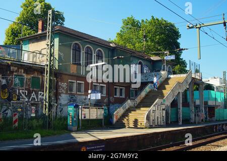 FRANKFURT, DEUTSCHLAND - 02. Jun 2021: Der verfallene Bahnhof Frankfurt Eschersheim an der Main-Weser-Bahn. Das Gebäude wurde 1877 erbaut und wird abgerissen Stockfoto