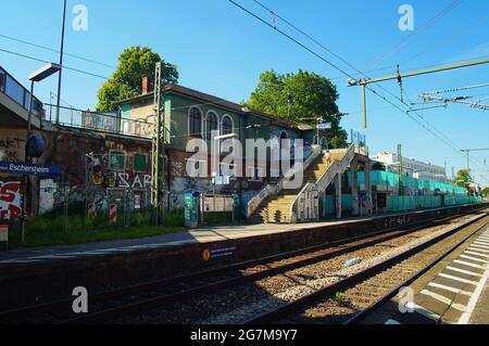 FRANKFURT, DEUTSCHLAND - 02. Jun 2021: Der verfallene Bahnhof Frankfurt Eschersheim an der Main-Weser-Bahn. Das Gebäude wurde 1877 erbaut und wird abgerissen Stockfoto